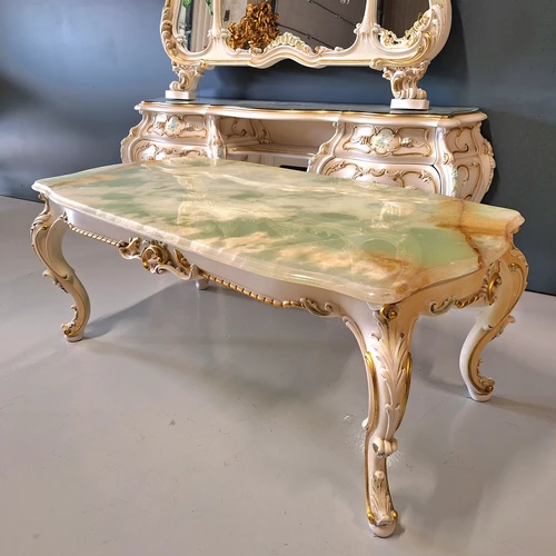 Stilingas onikso stalviršis su aukso dekoru