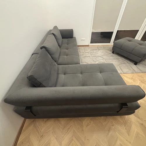 Stilinga sofa-lova su pufu be defektų