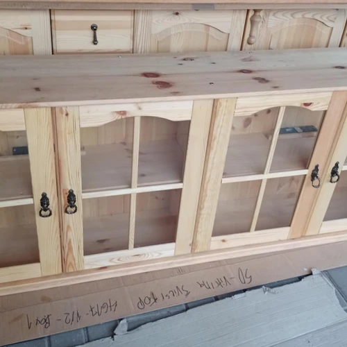 Puiki medžio masyvo vitrina su apšvietimu