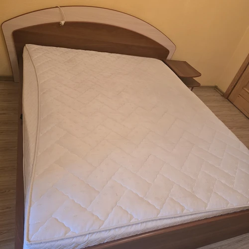 Miegamojo lova su patogia spintele