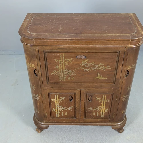 Išskirtinis rytietiškas baras su augalų motyvais