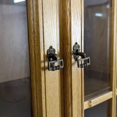 Kaimiško stiliaus aukšta indauja su dekoratyviniais elementais