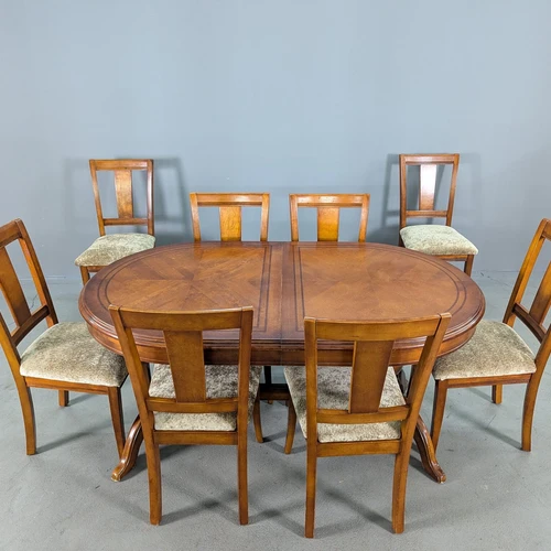 Elegantiškas medinis stalas su intarpais