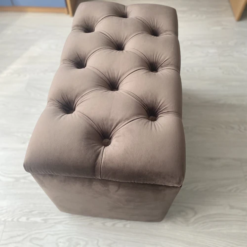 Minkštas Chesterfield pufas saugojimui
