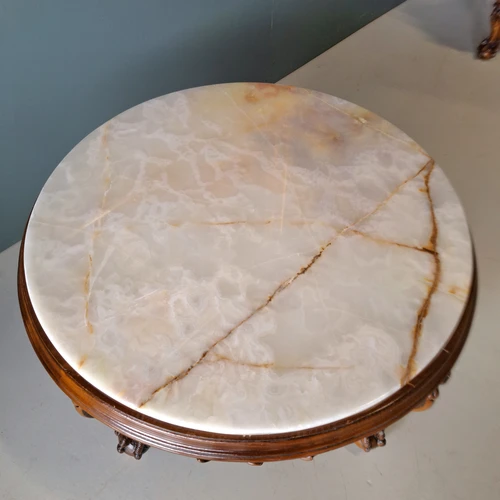 Elegantiškas kavos staliukas su marmuro plokšte ir medžio ornamentais