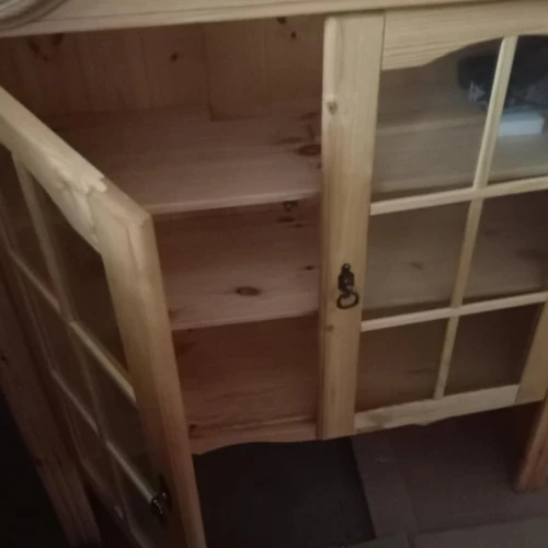 Stilinga vitrina su integruotu apšvietimu