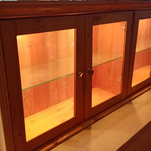 Moderni vitrina su 4 gal. lemputėmis apšvietimui