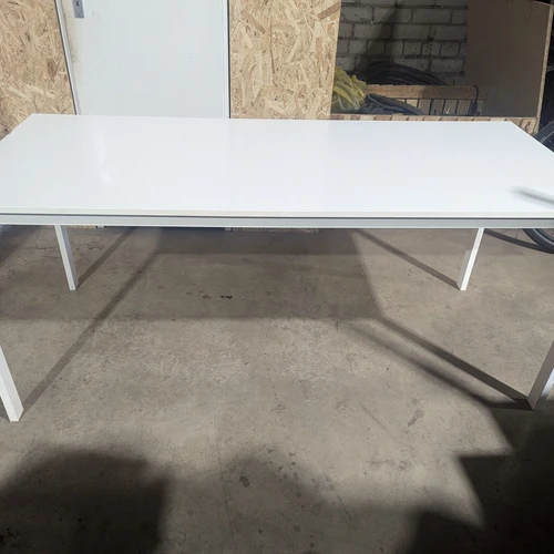 Baltas stalas su metalinėmis kojomis
