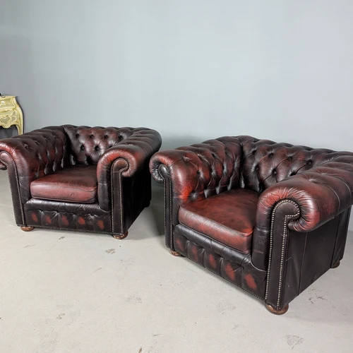 Chesterfield fotelis biurui – natūrali oda su subtilia patina