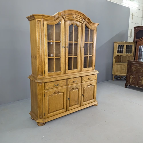 Šviesi indauja su stiklo durelėmis ir stalčiais