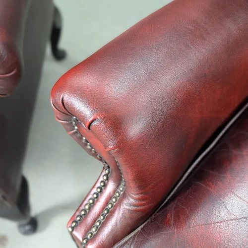 Klasikiniai Chesterfield foteliai iš natūralios odos bordo spalvos
