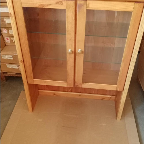 Elegantiška medžio masyvo vitrina su apšvietimu FARUM