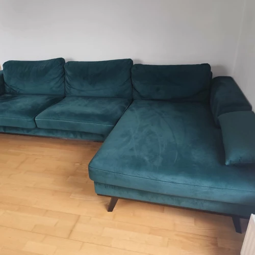 Žalsvos spalvos velvetinė sofa dešiniu kampu, parduodama
