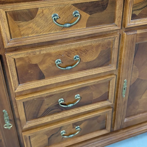 Indauja su funkcionaliais stalčiais ir spintelėmis