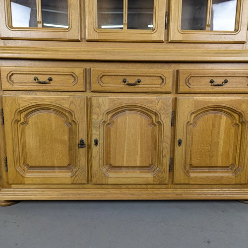 Klasikinio stiliaus indauja su vitrina ir trimis stalčiais