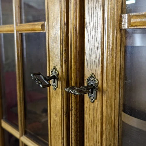 Klasikinė indų spinta su eksponavimo viršumi