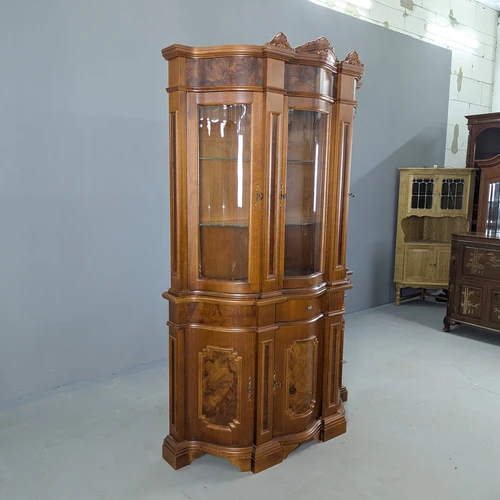 Indaujas dekoracijoms ir knygoms eksponuoti