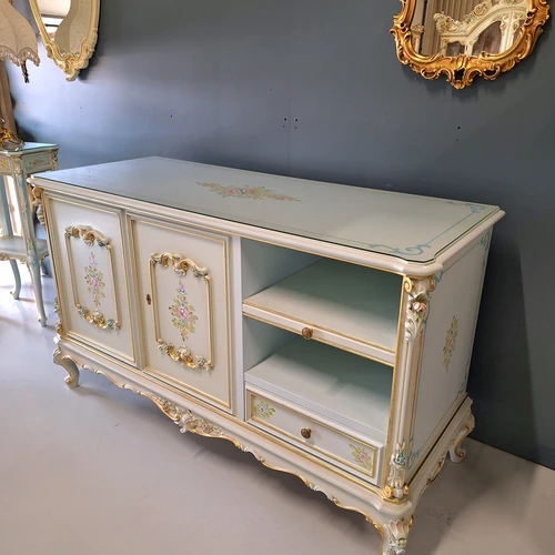 Medžio masyvo spinta su rankų darbo piešiniais