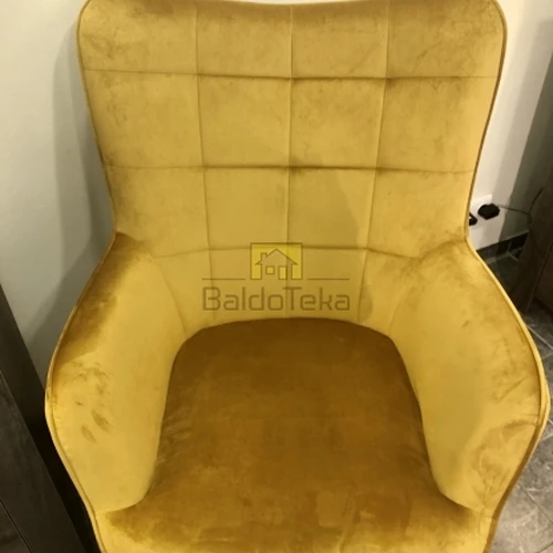 Geltonas fotelis su juodomis kojelėmis ir aukso akcentais