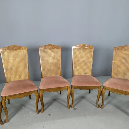 Jaukios klasikinės kėdės išskirtine lenktų kojelių forma