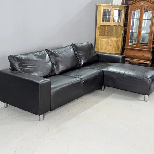 Estetiška juoda sofa industriniam stiliui