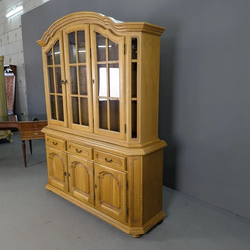 Ažuolinė indauja su stalčiais ir spintelėmis