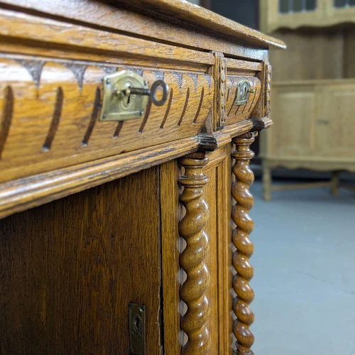 Masyvaus ąžuolo rašomasis stalas su raižiniais