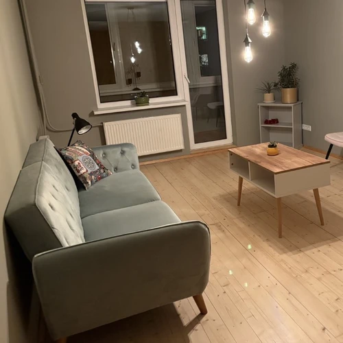 Prabangi trivietė sofa šviesiai žydra, puikiai tinka poilsiui