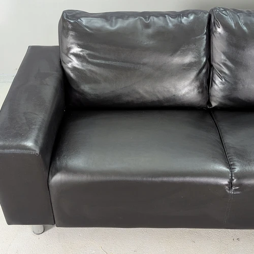 Daili juoda sofa svetainei ir poilsio erdvei