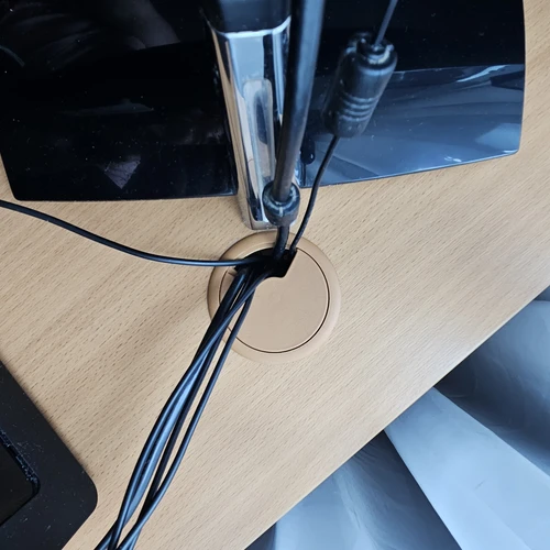 Stabilus rašomasis stalas su lentyna ir laidų tvarka