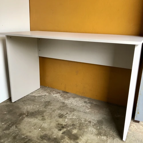 Kambario stalas su atspariais kraštais