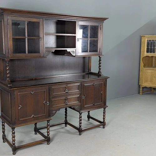 Raizytas medinis bufetas su tekinimų kojelėmis