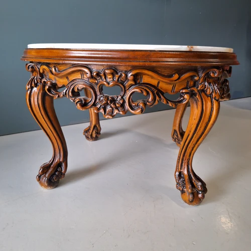 Prabangus marmuro kavos staliukas su rankų darbo raižiniais