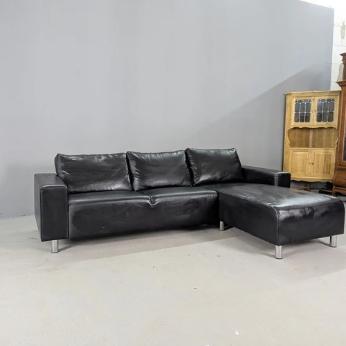 Juoda kampinė sofa