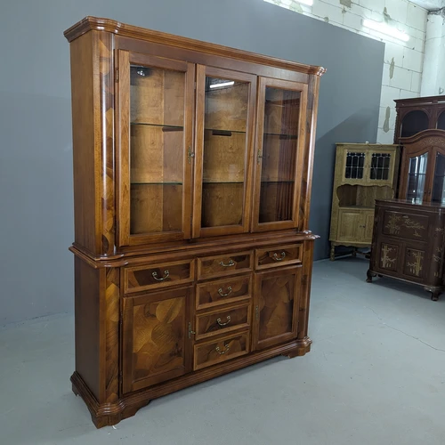 Klasikinė indauja su stiklinėmis lentynomis