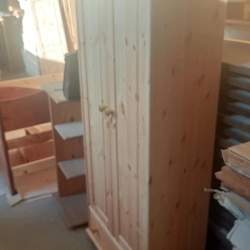 Erdvi ir patvari prieškambario spinta iš natūralaus medžio