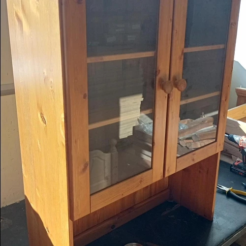 Puiki medžio masyvo vitrina su moderniu dizainu