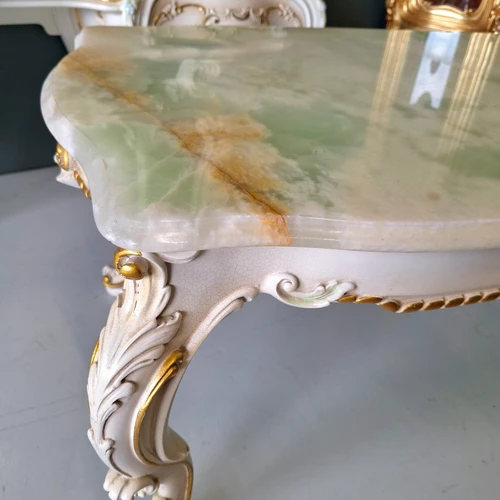 Unikalus stalas su aukso puošmenomis