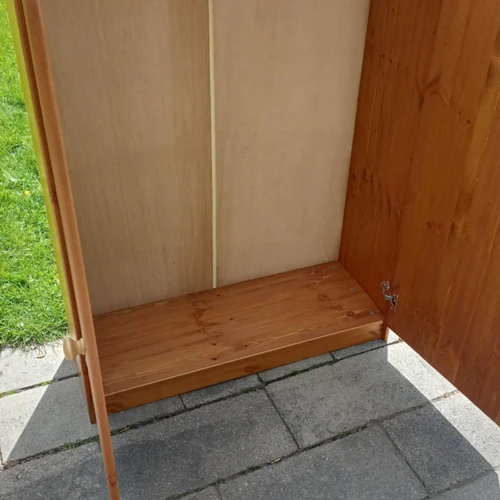 Medžio masyvo spinta VITA TALL BOY – tvirtumas ir stilius