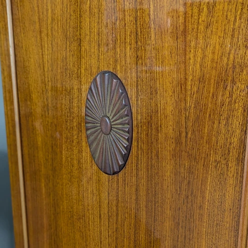 Talpi vintažinė spinta su stiklinėmis durelėmis