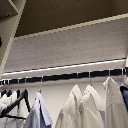 Šviesaus medžio kampinė spinta su LED apšvietimu