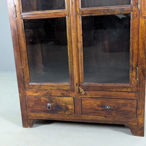 Indauja/knygų spinta - Vitrinos