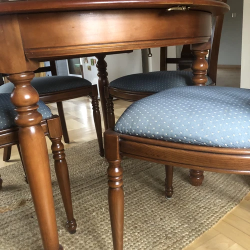 Tvirtas ir gražus rankų darbo tekintas stalas