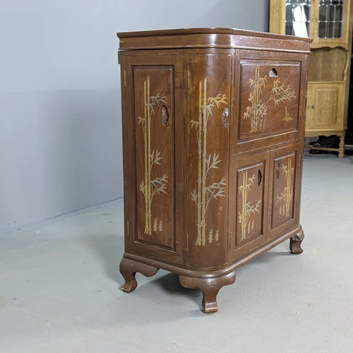 Stilingas baras su atsidarančiu viršumi