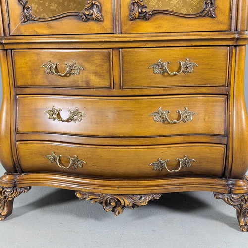 Išskirtinė rokoko stiliaus indauja su stiklo durelėmis