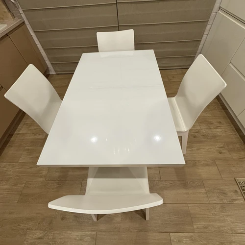 Komplektas stalas su 4 kėdėmis – galima pirkti atskirai