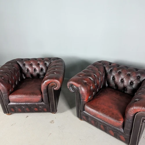 Klasikinis Chesterfield odinis fotelis su giliu sagų dekoru