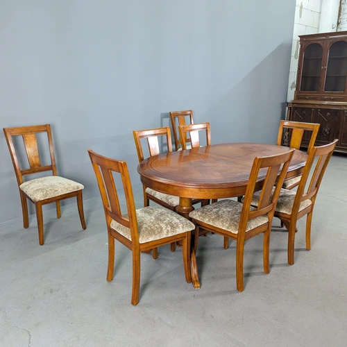 Klasikinis komplektas su 8 kėdėmis šviesiu audiniu