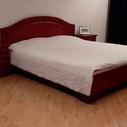 Puikios būklės uosio miegamojo komplektas pagal užsakymą