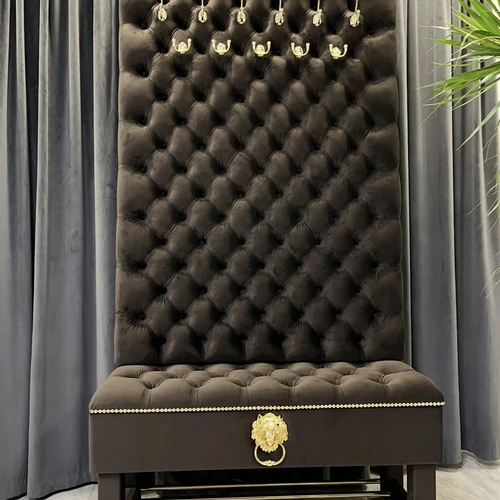 Prabangus aksominis veliūras su aukso detalėmis